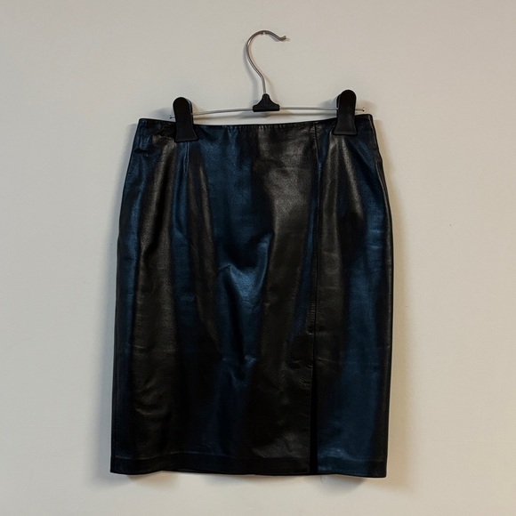BNWOT Danier Black Leather mini Skirt size 2 - Picture 2 of 6